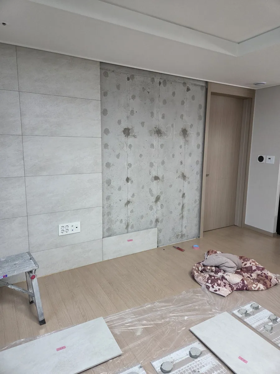 거실 벽 가운데 세 줄 교체 작업 전 거실벽타일수리 — 거실 벽 가운데 세 줄 교체 작업 전